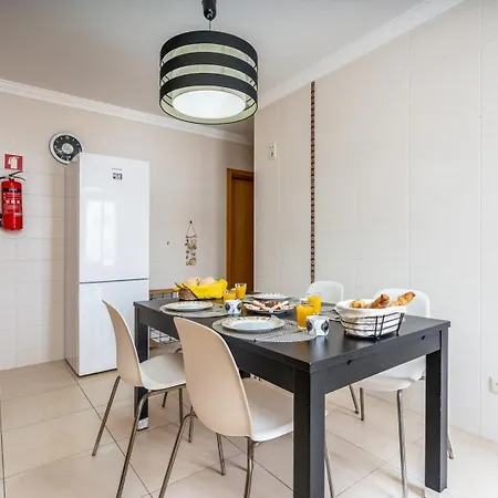 Bright & Spacious Flat By Hostwise Апартаменты Вила-Реал-ди-Санту-Антониу